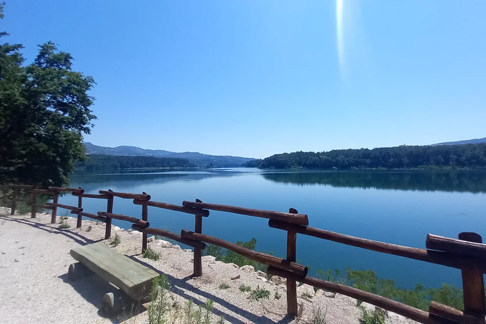 Lago del Pertusillo visto dal percorso lungo la riva